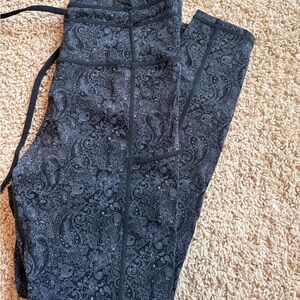 ZYIA Black Paisley Luxe drawstring 7/8 leggings with pockets